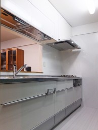 ハーフミラーガラスでフラットで美しいキッチン空間に